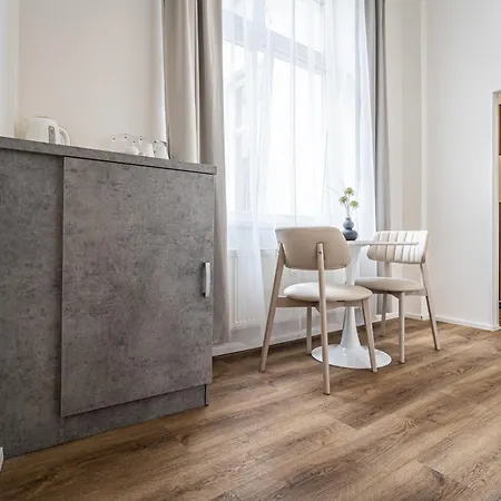 中央公寓酒店 *