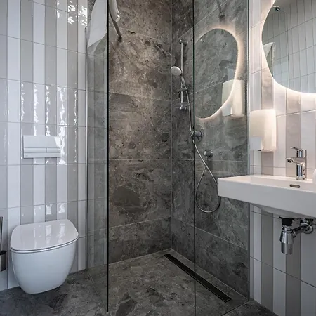 中央公寓酒店 *